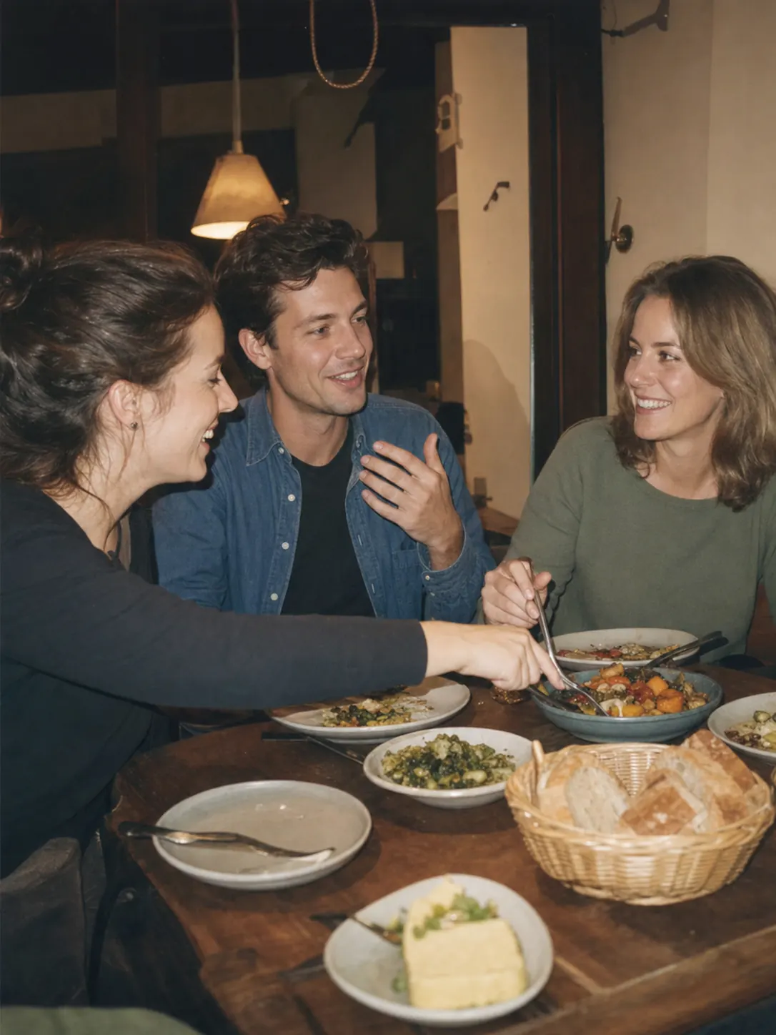 Freunde teilen beim Abendessen mehrere Gerichte und erzählen sich Geschichten
