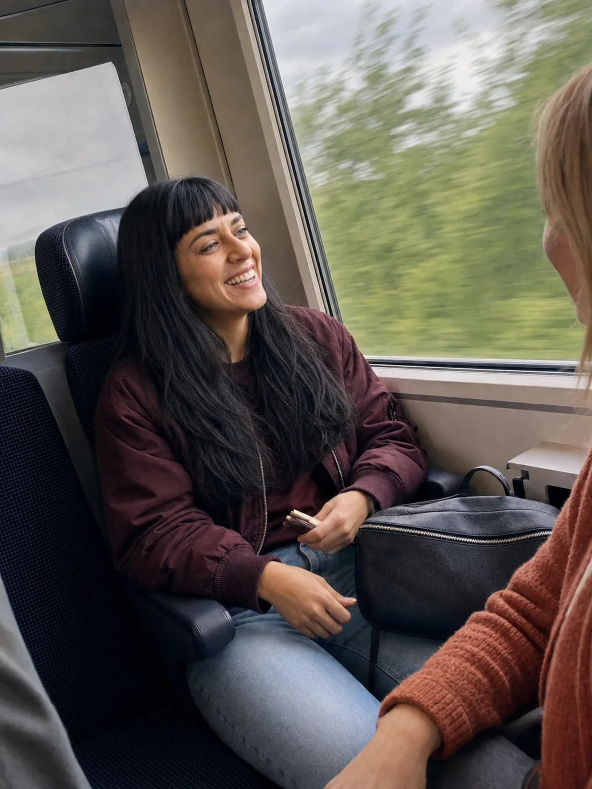 Freunde sitzen auf der gemeinsamen Zugfahrt zusammen