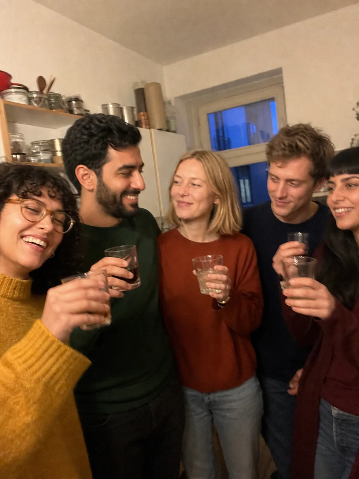 Freunde sitzen beim gemeinsamen Abendessen